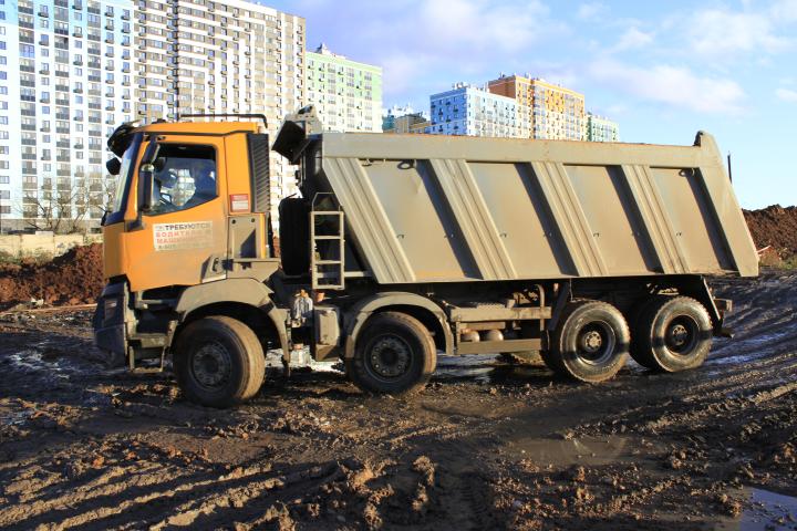 Компания Техоптимум-разработка котлована и вывоз грунта.
Cамосвал RENAULT K 440 компании Техоптимум.