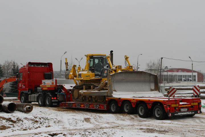 Перевозка спецтехники тралом-компания Техоптимум.
Тягач DAF 105 и низкорамный полуприцеп Faymonville компании Техоптимум.