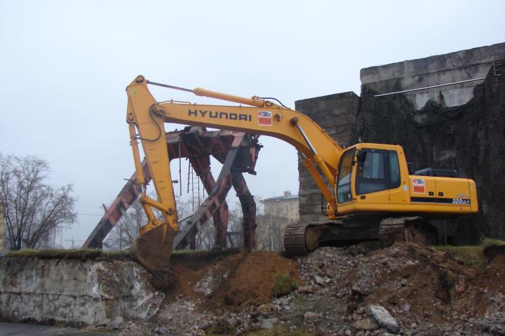 Компания Техоптимум-демонтаж зданий и сооружений.
Экскаватор HYUNDAI 320 LC-7 компании Техоптимум