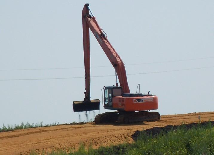 Компания Техоптимум-земляные работы.
Гусеничный экскаватор Hitachi ZX 330 с длинной стрелой компании Техоптимум.