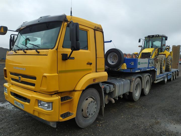 Перевозка спецтехники тралом-компания Техоптимум.
Седельный тягач КАМАЗ 65116 и низкорамный трал Тверьстроймаш 993941 компании Техоптимум.