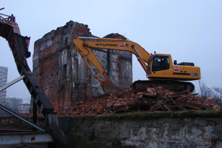 Компания Техоптимум-демонтаж зданий и сооружений.
Экскаватор HYUNDAI 320 LC-7 компании Техоптимум.