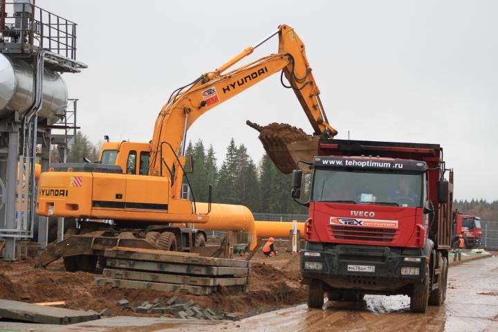 Компания Техоптимум-разработка котлована и вывоз грунта.
Экскаватор Hyundai r 170 w-7 и самосвал IVECO TRAKKER 380 компании Техоптимум.