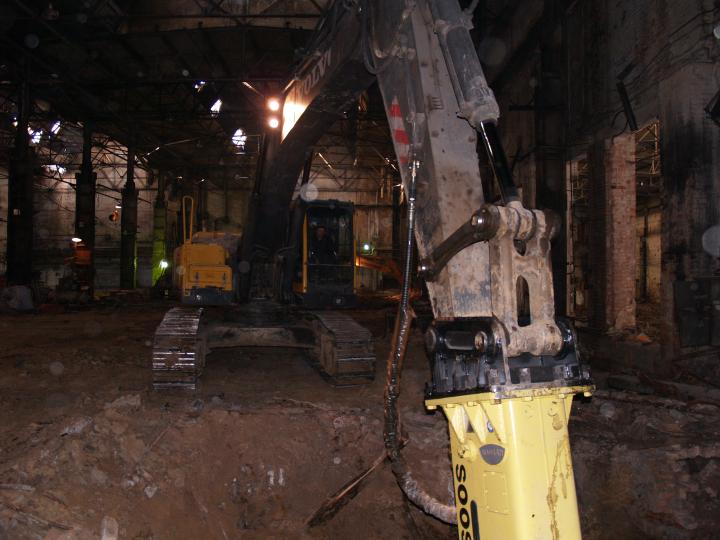 Компания Техоптимум-разработка котлована и вывоз грунта.
Экскаватор Volvo EC 360 BLC с гидромолотом компании Техоптимум.