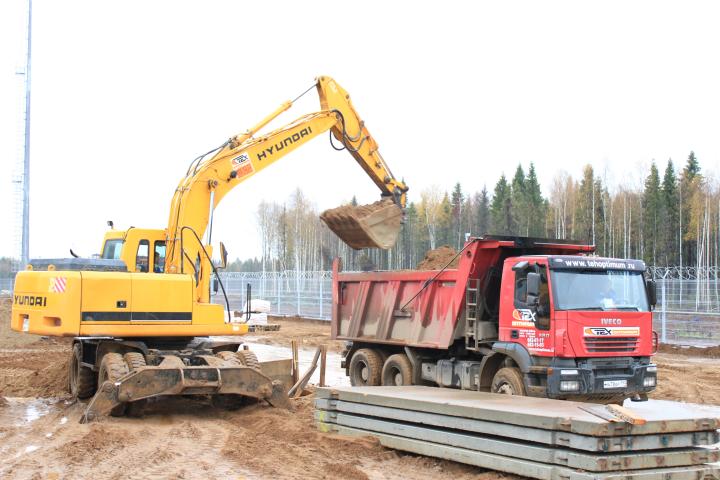 Компания Техоптимум-разработка котлована и вывоз грунта.
Экскаватор Hyundai r 170 w-7 и самосвал IVECO TRAKKER 380 компании Техоптимум.