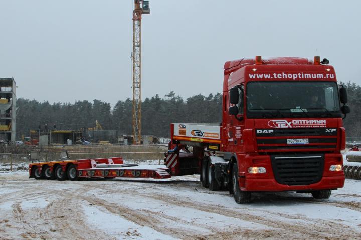 Перевозка спецтехники тралом-компания Техоптимум.
Тягач DAF 105 и низкорамный полуприцеп Faymonville компании Техоптимум.