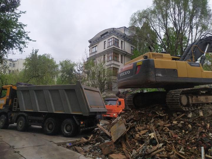 Компания Техоптимум-демонтаж строения.
Экскаватор VOLVO 380 компании Техоптимум.