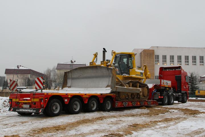 Перевозка спецтехники тралом-компания Техоптимум.
Тягач DAF 105 и низкорамный полуприцеп Faymonville компании Техоптимум.