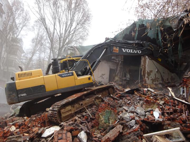 Компания Техоптимум-демонтаж строения.
Экскаватор VOLVO 380 компании Техоптимум.