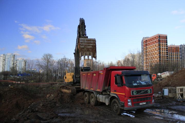 Компания Техоптимум-земляные работы.
Экскаватор VOLVO EC380DL и самосвал Volvo FM 400 компании Техоптимум.