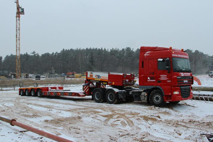 Перевозка спецтехники тралом-компания Техоптимум.
Тягач DAF 105 и низкорамный полуприцеп Faymonville компании Техоптимум.