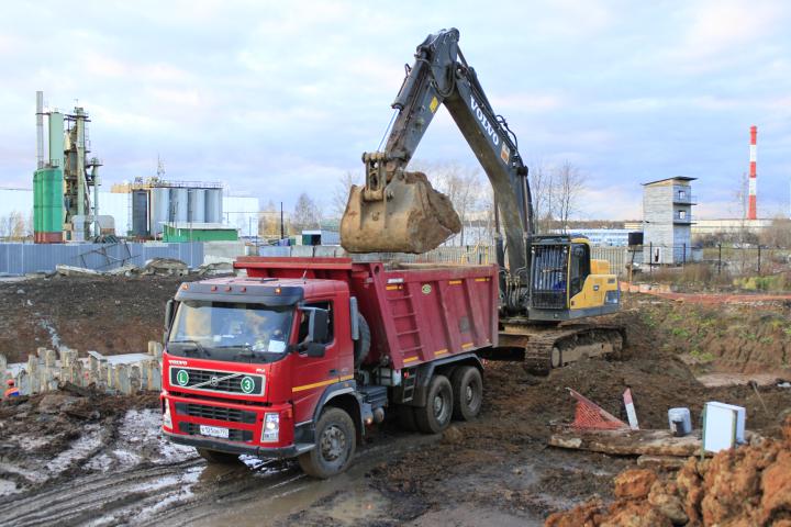 Компания Техоптимум-земляные работы.
Экскаватор VOLVO EC380DL и самосвал Volvo FM 400 компании Техоптимум.