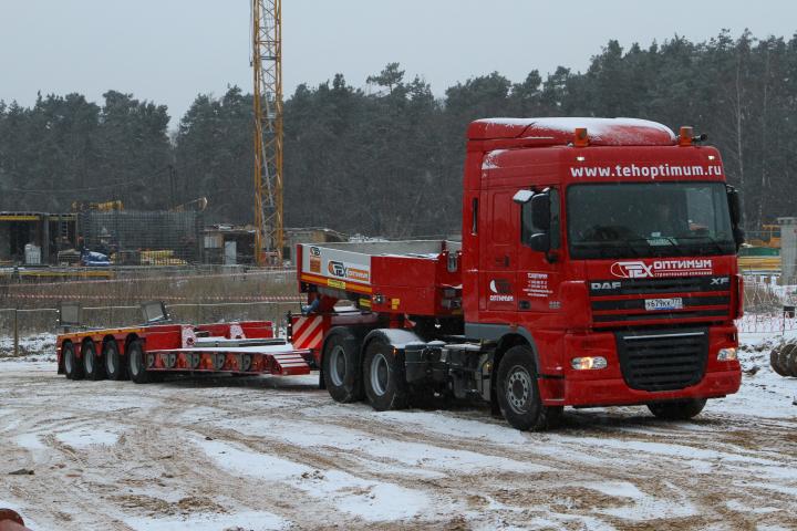 Перевозка спецтехники тралом-компания Техоптимум.
Тягач DAF 105 и низкорамный полуприцеп Faymonville компании Техоптимум.