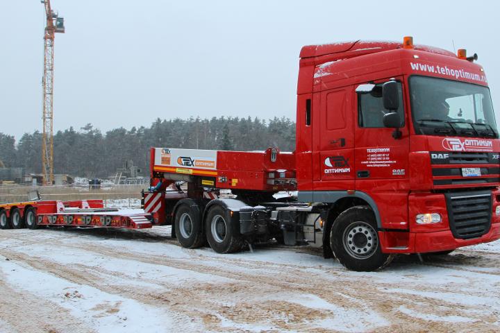 Перевозка спецтехники тралом-компания Техоптимум.
Тягач DAF 105 и низкорамный полуприцеп Faymonville компании Техоптимум.