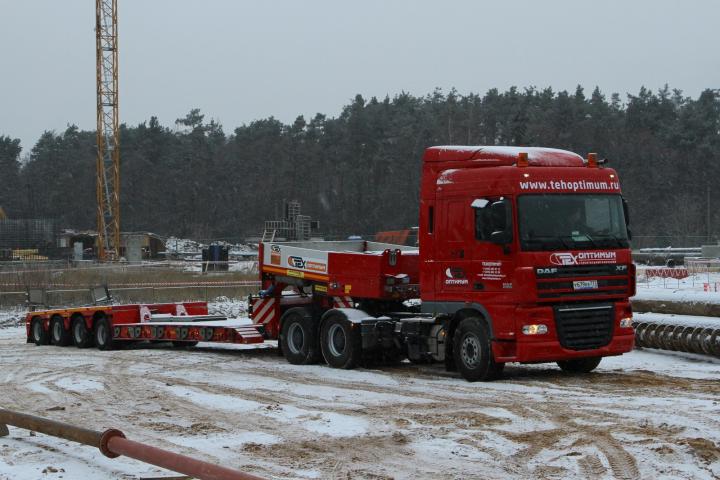Перевозка спецтехники тралом-компания Техоптимум.
Тягач DAF 105 и низкорамный полуприцеп Faymonville компании Техоптимум.