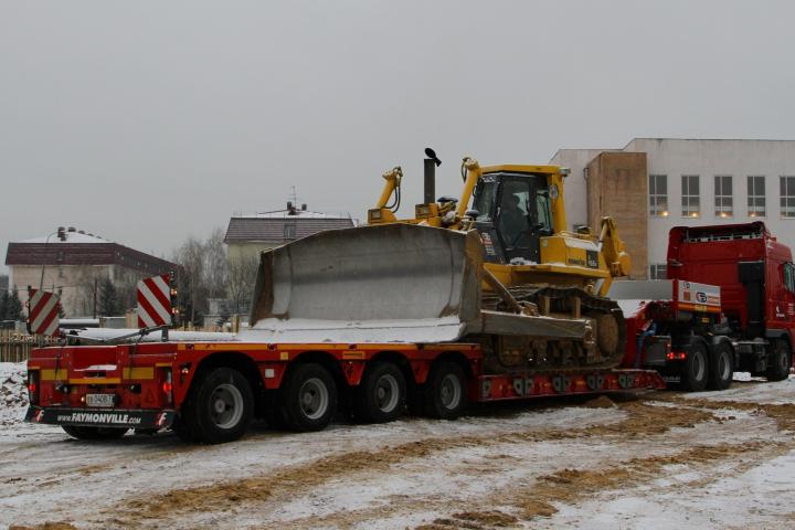 Перевозка спецтехники тралом-компания Техоптимум.
Тягач DAF 105 и низкорамный полуприцеп Faymonville компании Техоптимум.