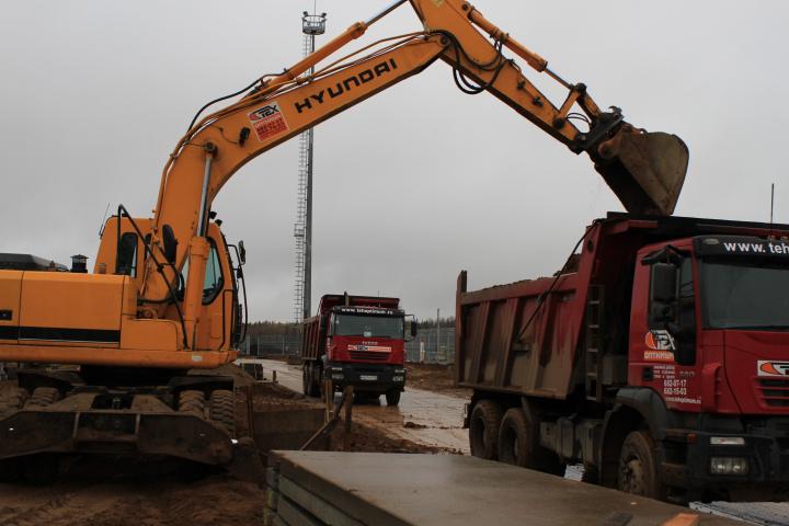 Компания Техоптимум-разработка котлована и вывоз грунта.
Экскаватор Hyundai r 170 w-7 и самосвал IVECO TRAKKER 380 компании Техоптимум.