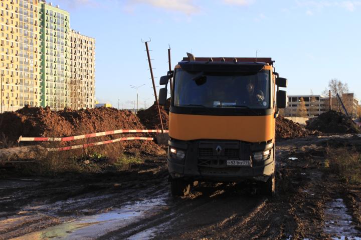 Компания Техоптимум-разработка котлована и вывоз грунта.
Cамосвал RENAULT K 440 компании Техоптимум.